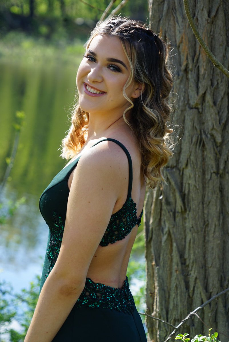 sarahhodayy1's tweet photo. Happy corona prom 🦠💚 #COVID19 #PromAtHome https://t.co/LMKbu9JGW2
