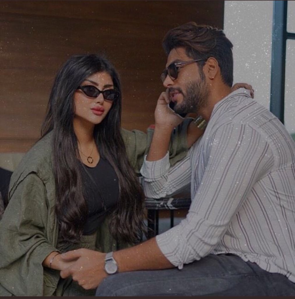 أعشق رجولتة حين تنظر إليه جميع النساء وهو ينظر الـّჂ̤ وحـدჂ̤ 💍💚💚.