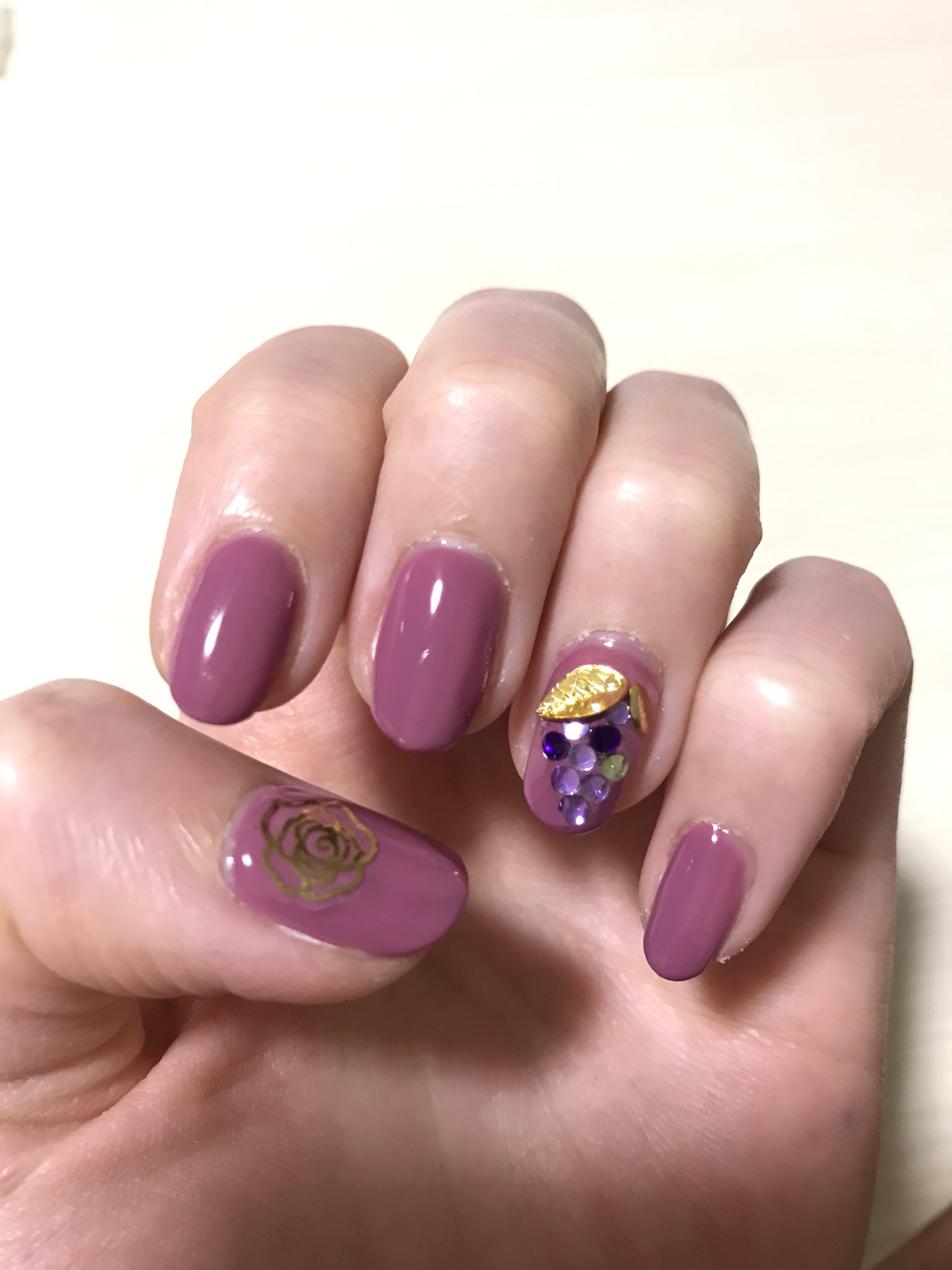 敷野 Auf Twitter 第6回セルフジェルネイル 今回は新たに注文した葡萄色っぽいカラージェルが届くまで 手持ちで一番紫色に近い色を使って無難に繋ぎのつもりだったんだけど 思い立ってしまったので季節感を無視して 葡萄 ブドウ イメージカラーが葡萄色で