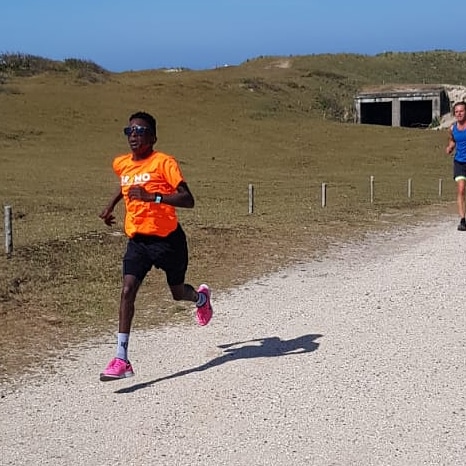Joannathan's tweet photo. Gaan als een Keniaan 🇰🇪 #kipjona
#prorunning #heuveltraining https://t.co/I9zJjzooE0