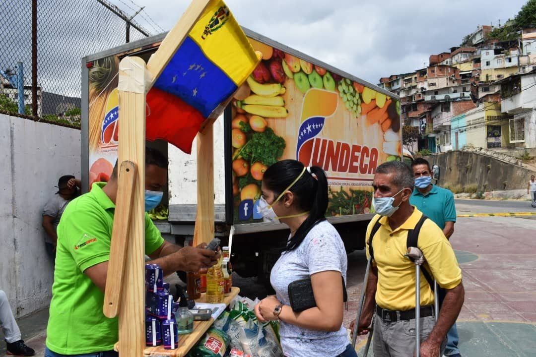 BandaMarcialCcs's tweet photo. #ENFOTOS 📸 | 👏El @GobCapital través de su ente adscrito #FUNDECA, activaron el plan #YoComproEnCasa en la Pquia. #Caricuao, con el fin de garantizar alimentos a precios justo al pueblo caraqueño👨👩👧👧
#100AnosDeHumorYAmor https://t.co/3BSYIL3Rx2