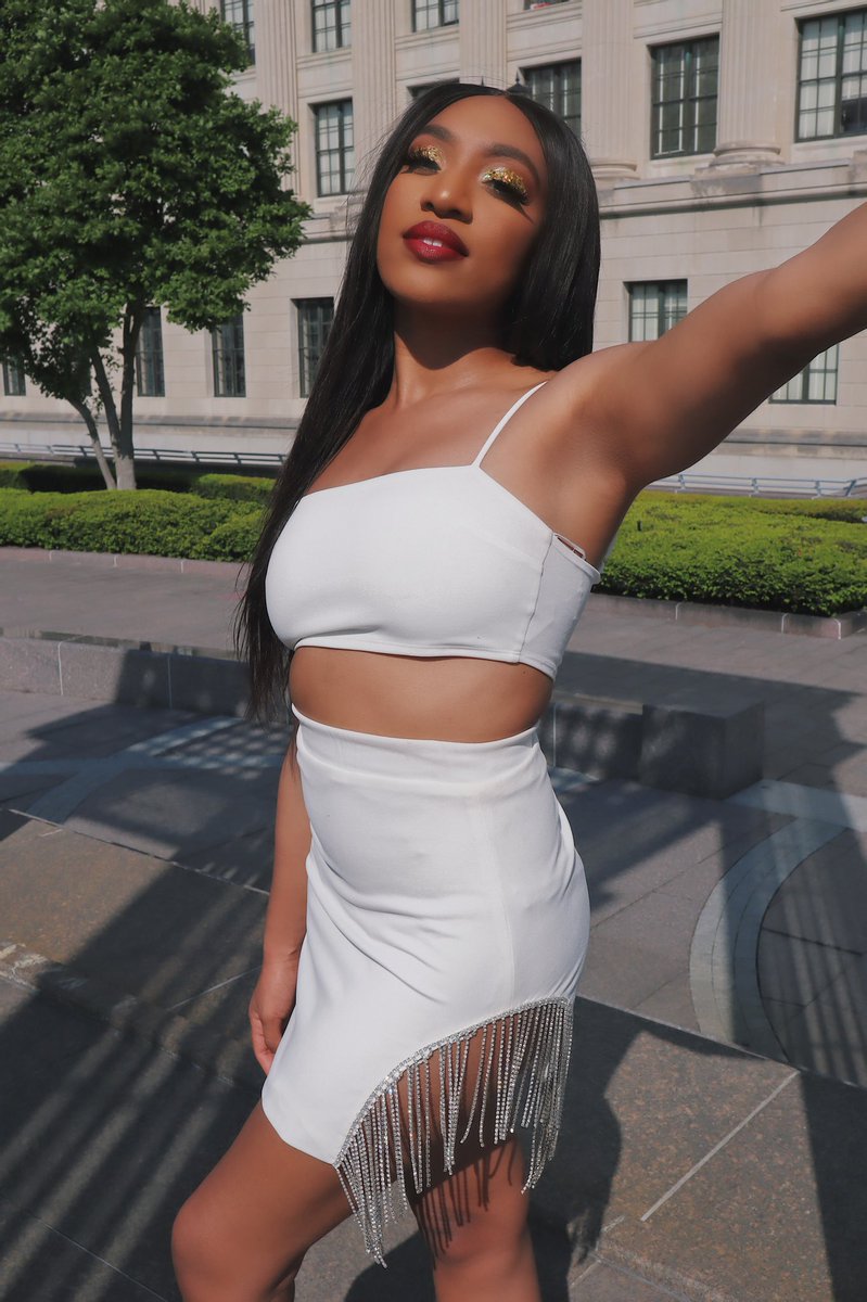 aishayou_'s tweet photo. it ain’t perfect but everything’s beautiful here. #Timeless24 🌹 https://t.co/IdtNulZmv1