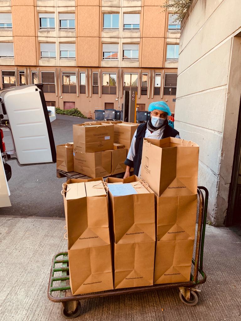chefsXsoignants's tweet photo. Pendant des semaines nous avons organisé et structuré la solidarité. Ici, une grosse livraison à l'Hôpital Raymond Poincaré.
Pour faire vivre notre idée : le #RéconFortEnsemble  📦👍

@transgourmet_fr @METRO_FR @marchederungis @TipToque @budgetbox

#LesChefsAvecLesSoignants https://t.co/o0opeZYXbh
