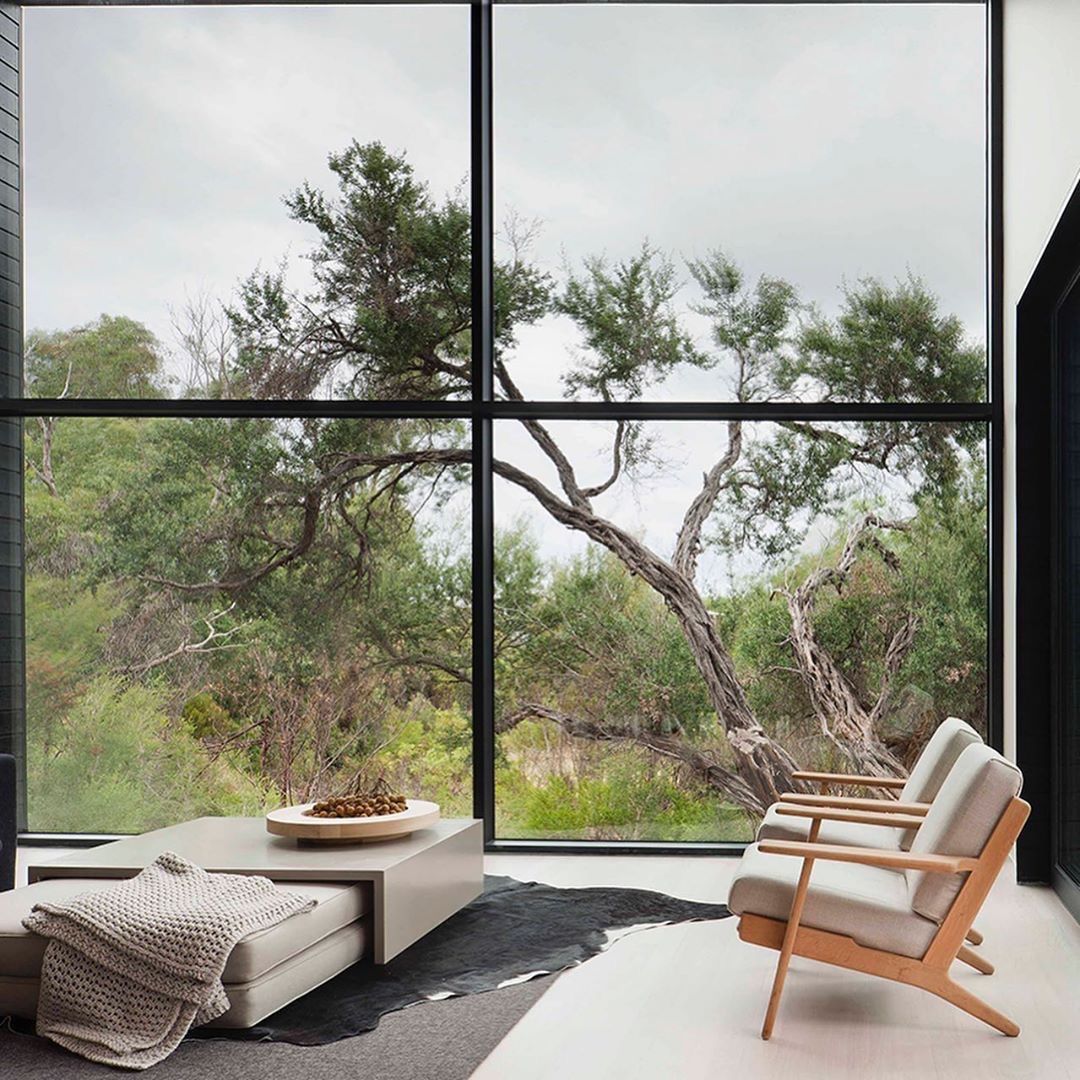 SixtysixMag's tweet photo. Ridge Road Residence by Melbourne-based #studiofour. The #architecture and design practice chose a blackened timber exterior to camouflage the home and shift the focus to the captivating Australian landscape that surrounds it. #craftofcreativity https://t.co/hMzTvMhFiI