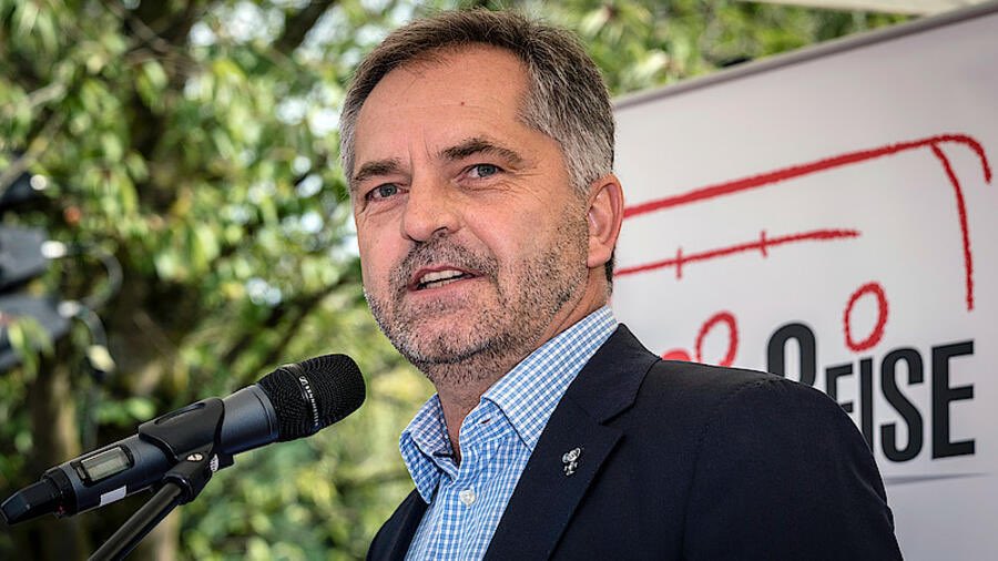 JJParques's tweet image. ¡¡SORPRESA DESVELADA!!
Ya podéis leer la entrevista exclusiva que le he hecho a Engelbert Gabriel, uno de los miembros de la gestión de @europa_park 💥🔥🙌🏻
Podréis conocer mejor cómo funciona el parque, las claves de su éxito... 
Descúbrela aquí ➡️ jjparques.blogspot.com/2020/05/entrev…