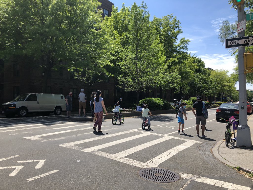 LAShepard221's tweet photo. Fresh off my first @corona_couriers delivery! Dropped off groceries for a household of six and biked home on the #openstreets! Bought bread, cider &amp; apples at the @GrowNYC market and joined the #AstoriaWineClub virtual meeting! #TypicalSunday https://t.co/YuBsMRfGNW