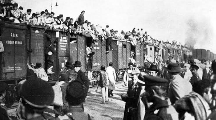 haluk's tweet photo. Stalin'in emriyle yüzbinlerce #Kırım Tatar Türkü bir gecede evlerinden ve topraklarından sürüldü.

Kırım 2014'te Rusya tarafından işgal edildi. Zulüm #18Mayıs1944'den beri 76 yıldır aralıksız sürüyor.

#KırımSurgunu kurbanlarının aziz hatıralarını rahmet ve minnetle yad ediyorum. https://t.co/4SjiA7iDDH