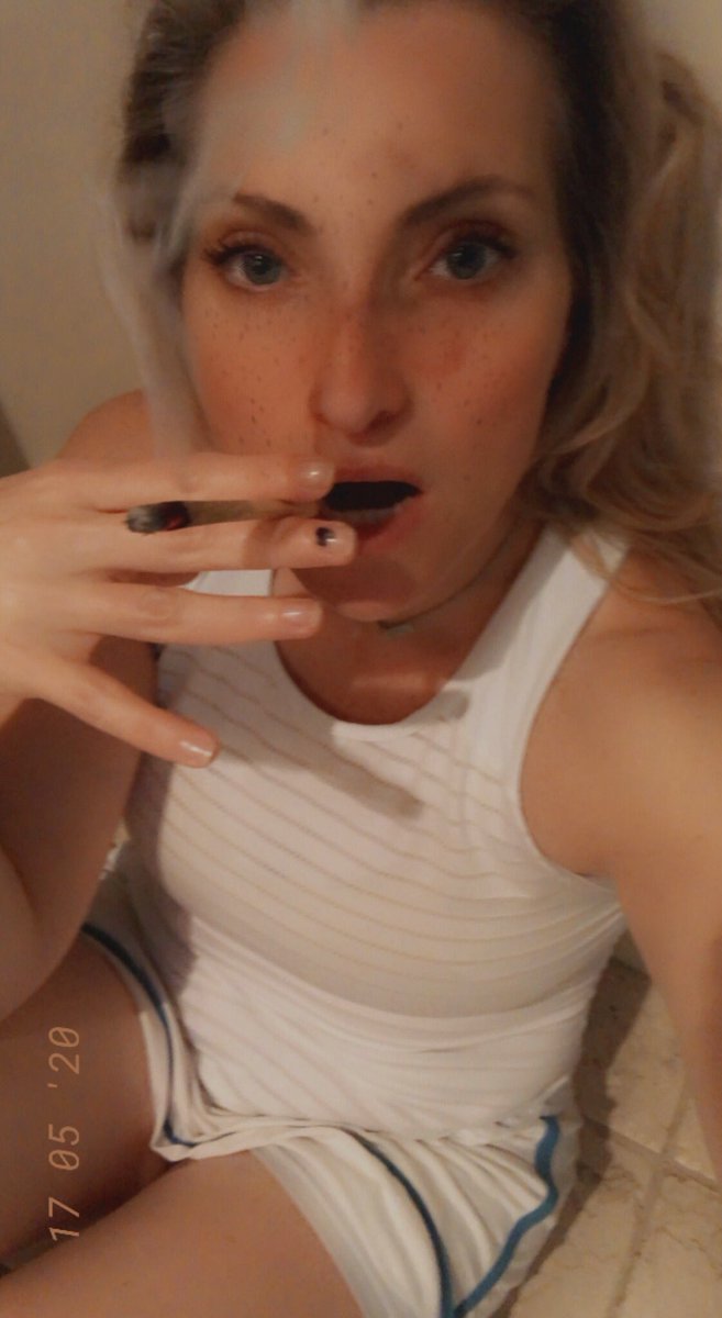 HerHighnessnyc's tweet photo. Anyone else get high the minute they finish their workout? I don’t know why people say stoners are lazy. It’s not true and it’s rude.#StonerFam #Mmemberville https://t.co/gAQk48zCVa