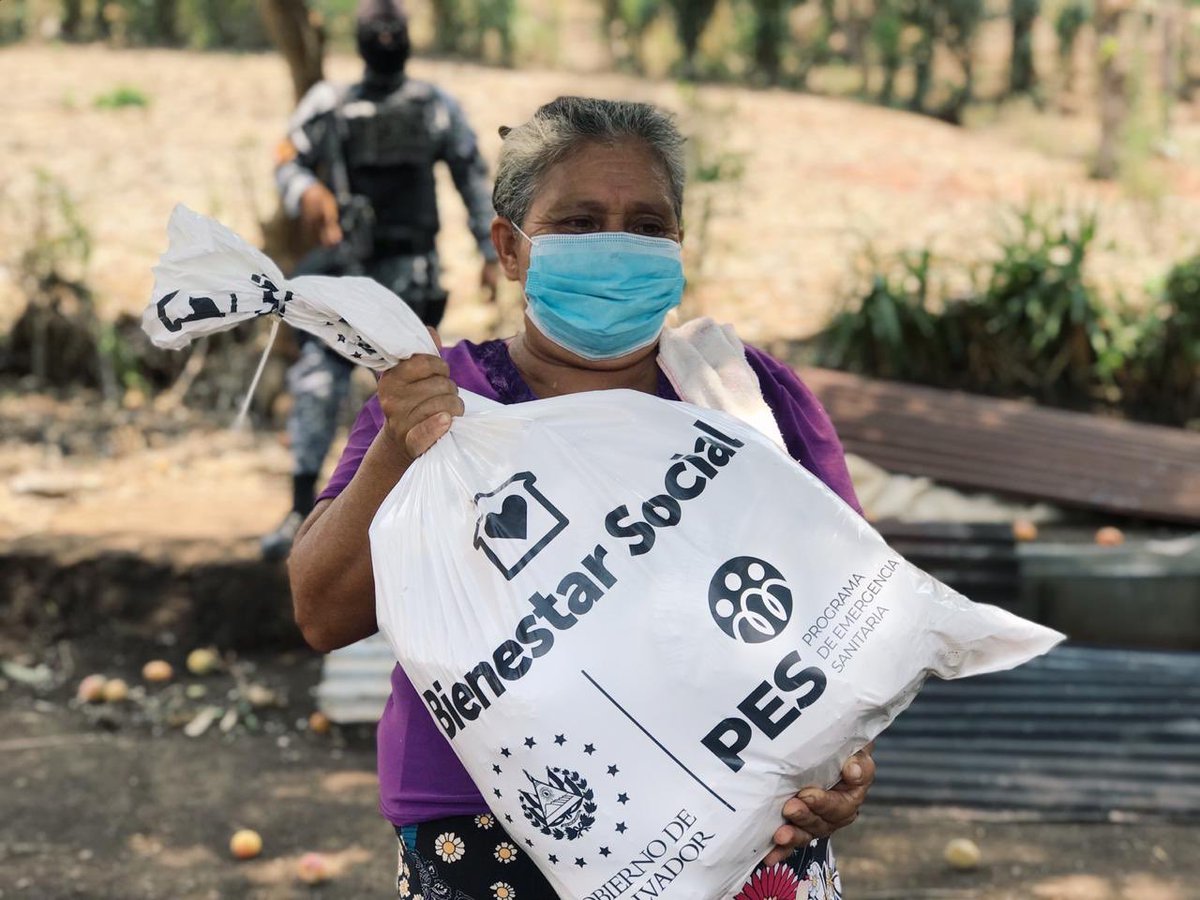 raulncastillo's tweet photo. Lo que jamás perdonará @ArenaOficial es que esos sacos hoy los está recibiendo el pueblo.

Hace 19 años los recibían los destinatarios (financistas de ARENA) y no eran víveres si no dinero donado para el pueblo.
#AyudaALaPuertaDeTuCasa https://t.co/8K8Z56aiph
