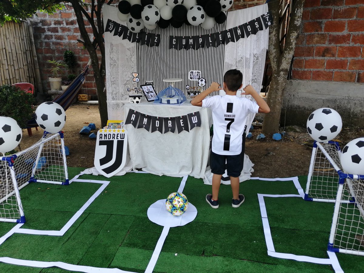pandrew17's tweet photo. Con el mejor #Ronaldo en casita festejando su cumple. @Cristiano ⚽🏃‍♂️ https://t.co/gmNHPjkcCg