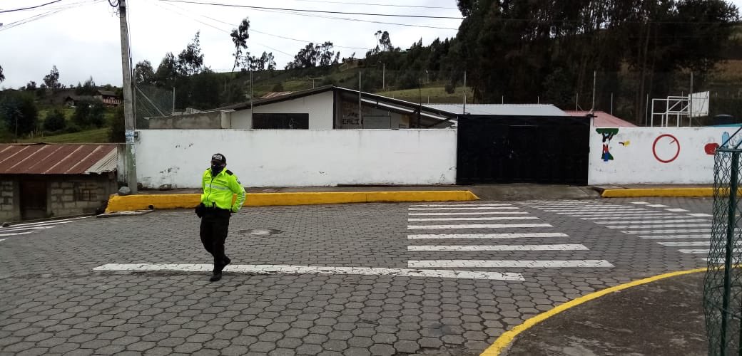 PoliciaEcuador's tweet photo. En el #DistQuero, se efectúan patrullajes preventivos y disuasivos en cumplimiento a las medidas preventivas y restrictivas durante la emergencia sanitaria.

#Tungurahua
#TrabajamosPorTuSeguridad https://t.co/BKeHTMI6Ih