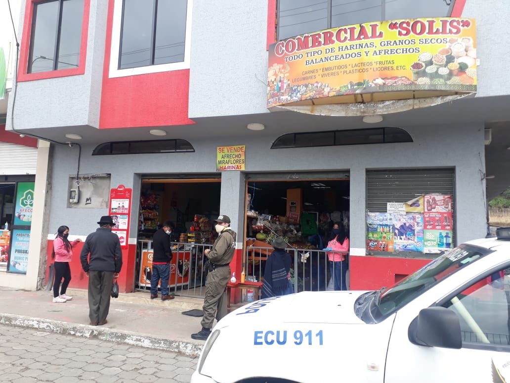 PoliciaEcuador's tweet photo. En el #DistQuero, se efectúan patrullajes preventivos y disuasivos en cumplimiento a las medidas preventivas y restrictivas durante la emergencia sanitaria.

#Tungurahua
#TrabajamosPorTuSeguridad https://t.co/BKeHTMI6Ih