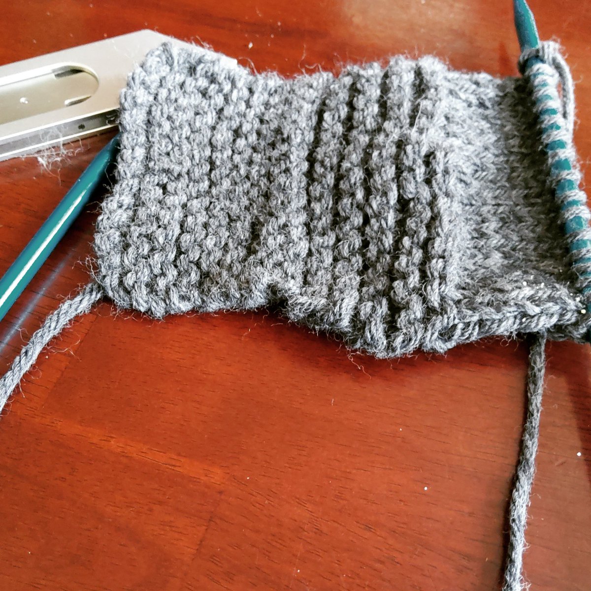 makebrooklyn's tweet photo. Another awesome #knitting lesson from @craftswithellen this morning!! 10 or so rows each of #knits #purls and alternating. I gained a couple of stitches during the purl only rows but over all, its almost like I know what I'm doing.
#maker #knit #knitter #yarn https://t.co/hj1qdJA9WV