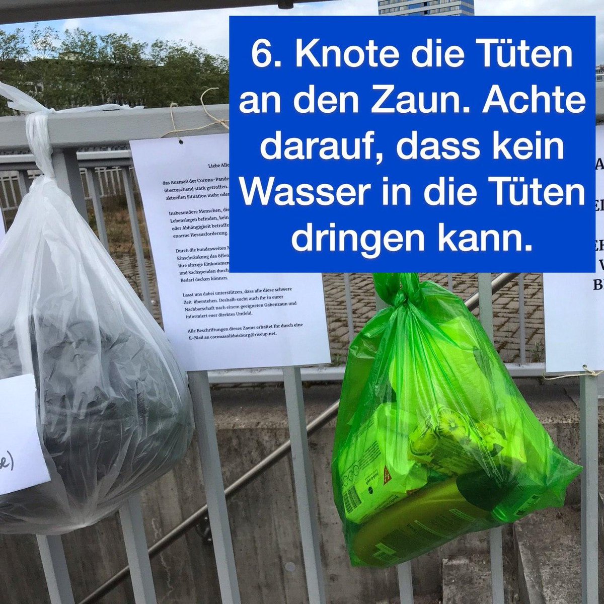 6. Knote die Tüten an den Zaun. Achte darauf, dass kein Wasser in die Tüten dringen kann. 

#Duisburg #Gabenzaun #CoronaSoli
