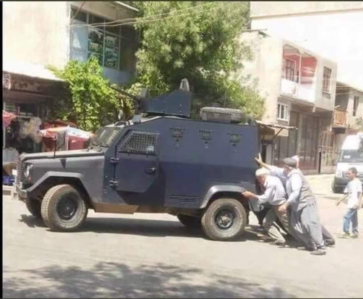 Diyarbakır’da arızalanan polis aracını oruçluyken iten dedeler siz ne güzel insanlar...

#mansuryavasistifa
#TaylanHadiYaylan
#TaylanKulacoğluYalnızDeğildir