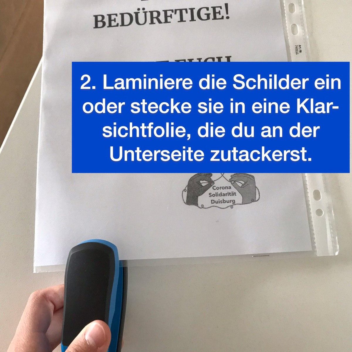 2. Laminiere die Schilder ein oder stecke sie in eine Klarsichtfolie, die du an der Unterseite zutackerst. 

#CoronaSoli #Duisburg #Gabenzaun