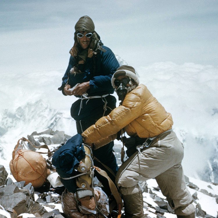 En 1953, l’expédition menée par Sir John hunt se hisse au sommet du Mont Everest, parmit eux, Sir Edmund Hillary et le Sherpa Tenzing Norgay ayant aux poignets des montres Rolex Oyster Perpetual