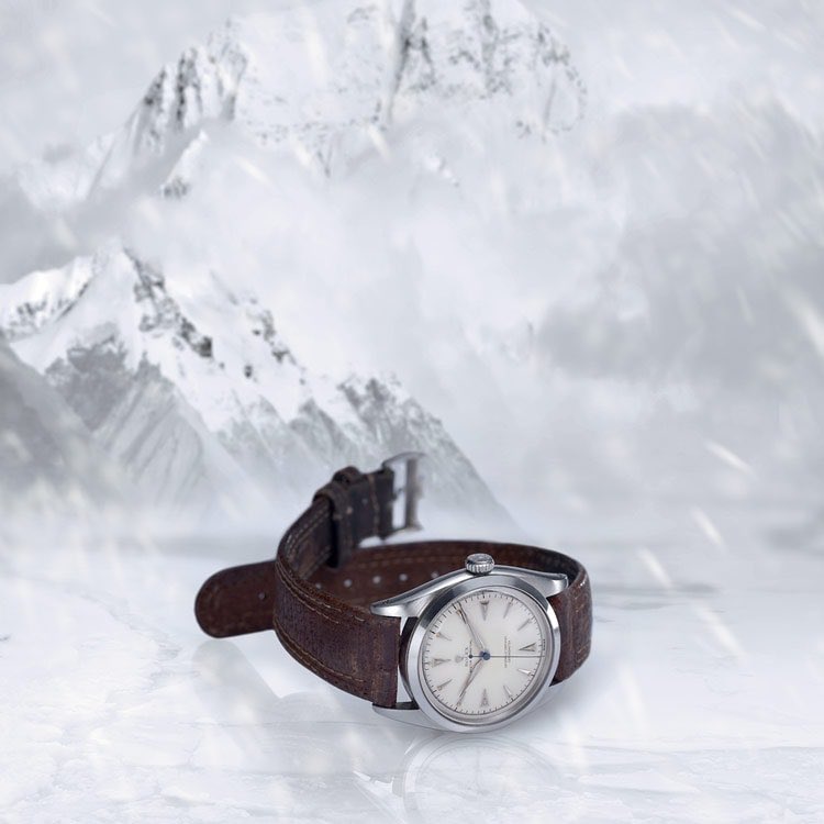 En 1953, l’expédition menée par Sir John hunt se hisse au sommet du Mont Everest, parmit eux, Sir Edmund Hillary et le Sherpa Tenzing Norgay ayant aux poignets des montres Rolex Oyster Perpetual