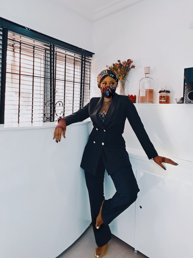 KaylahOniwo's tweet photo. Twitter , how would you wear your mask ? With or without the Turban? 
.
.
Always make it fashion #covid19 #sequinmask #maskon https://t.co/99hziQgX6a