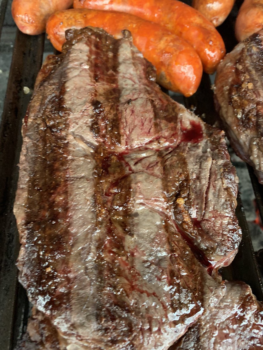 MPFoodFreak's tweet photo. Un precioso asado con churrascos. Una delicia de corte. Les dejo algunas imagehh no es del proceso. Quedaron fregonsisimos! https://t.co/bt9PLueYz4