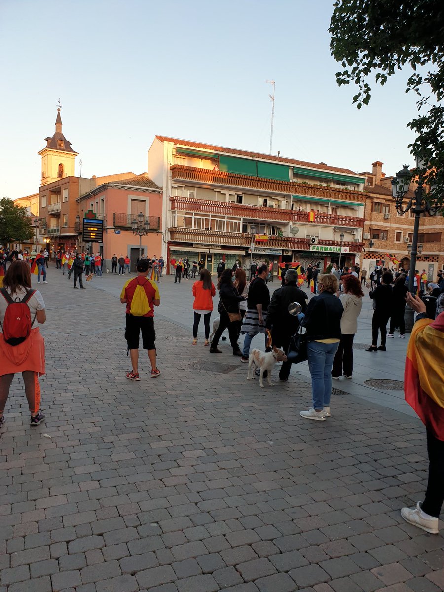 juanluissaga's tweet photo. @AytoFuenlabrada @PoliciaFuenla @policia porque en la plaza de españa hoy sobre las 21 hay mucha gente sin respetar l distancia y ni una sola denuncia? https://t.co/LEr9Z8ze1U