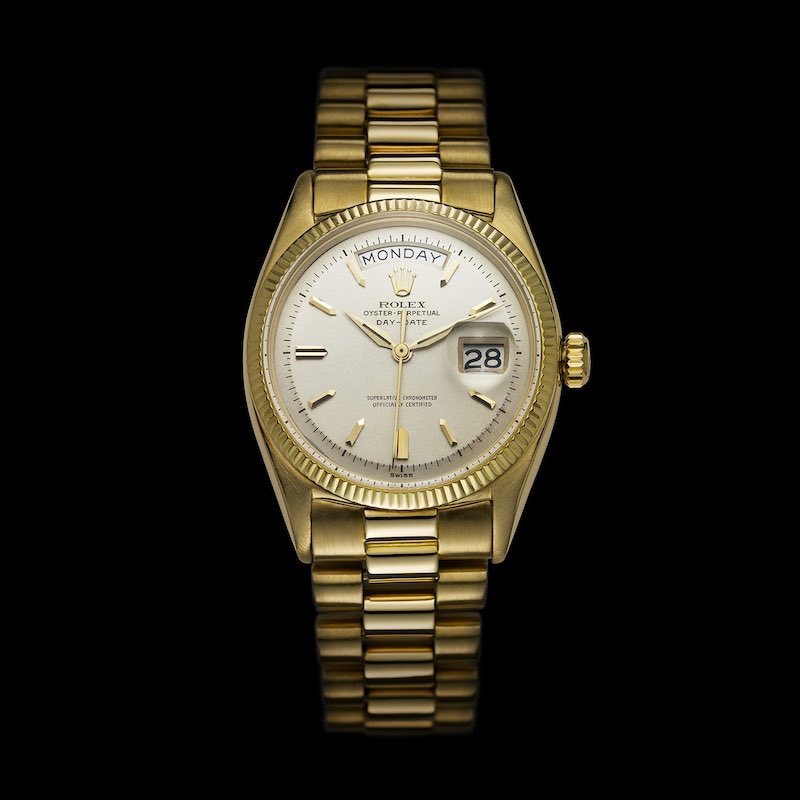 En 1956, l’Oyster Perpetual Day-date est dévoilée, disponible à sa sortie en or 18ct et platine, elle est la première montre à afficher le jour complet, elle est considérée comme la montre des personnalités influentes par excellence