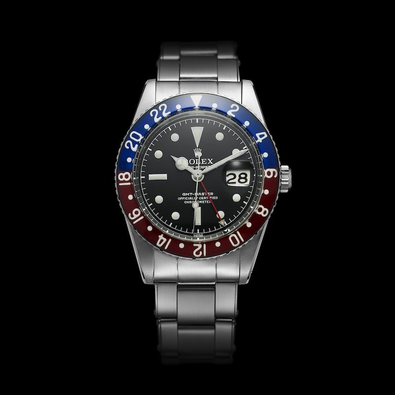 La même année, pour répondre aux différents fuseaux horaires en temps réduits sur les vols internationaux, Rolex lance la GMT-Master, devenue pour certaines compagnies la montre officielle, elle se distingue par la lunette bicolore pour différencier la jour et la nuit