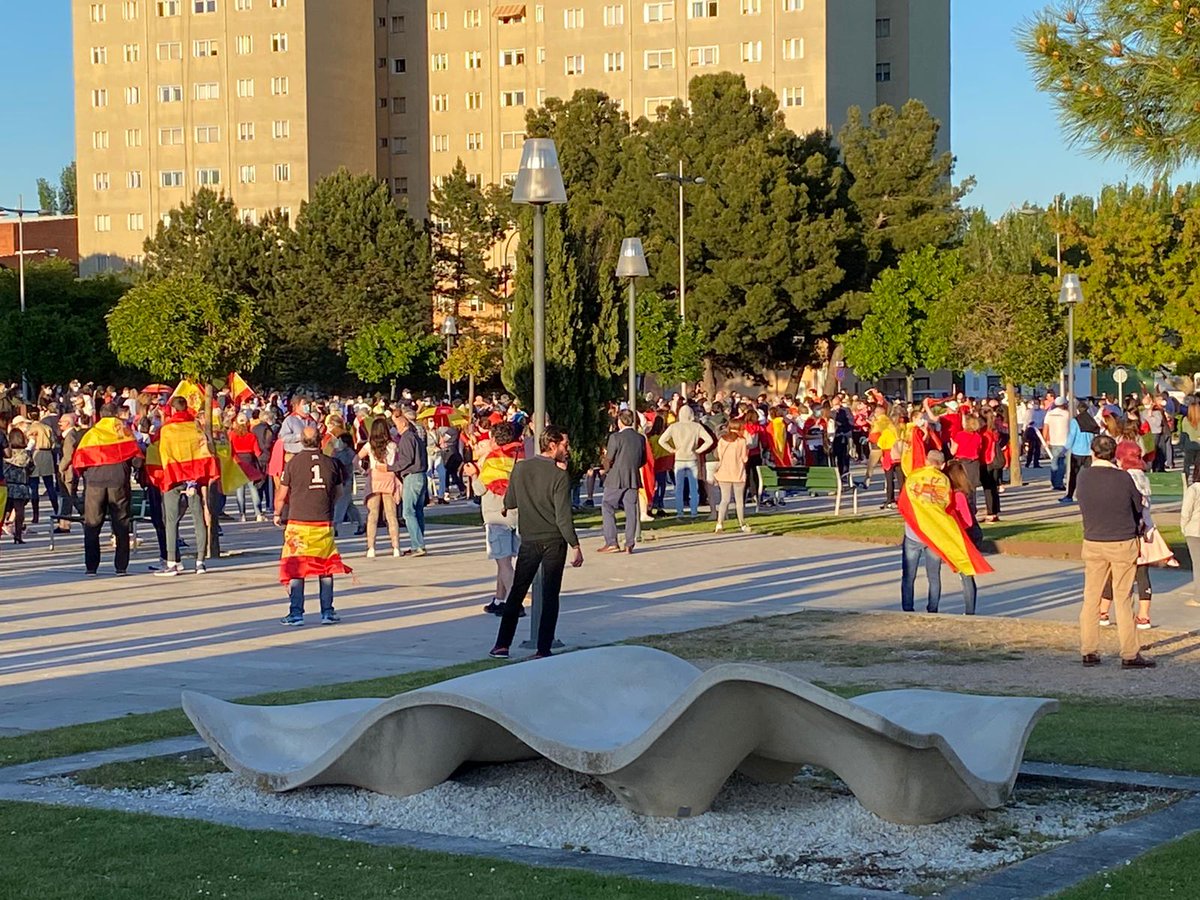 TribunaVa's tweet photo. 👉 Valladolid repite cacerolada contra las medidas del Gobierno de Pedro Sánchez https://t.co/VzKR1Kd6sl https://t.co/Yg4RILmBYc