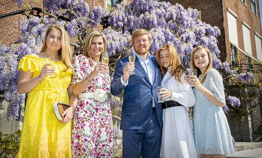 The Dutch royals celebrated the 53rd birthday of King Willem-Alexander on April 27 at Palace Huis ten Bosch and released a series of family portraits to mark the occasion. In them, Queen Máxima chose a spectacular floral jumpsuit from Seren London . bit.ly/2TdZktb
