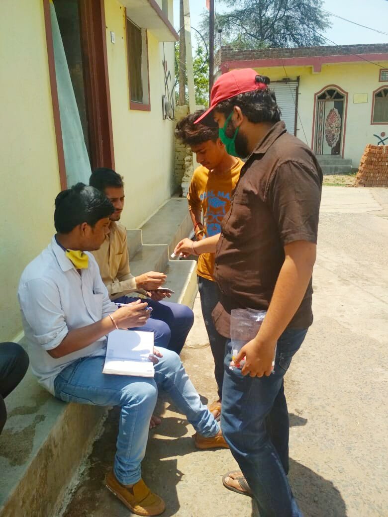 Ranu2145's tweet photo. ⛳RSS सेवाबस्ती सुकलूढाना छिन्दवाड़ा
कोरोना वैश्विक महामारी के इस संकट की घड़ी पर सेवाबस्ती में जरूरतमंद परिवारों को भोजन समय समय पर राशन किट मास्क इम्युनिटी बढ़ाने वाला आयुर्वेदिक काढ़ा होम्योपैथी दवा का सेवन कराया जा रहा सोशल डिस्टेन्स का पालन करते हुए सेवा दी जा रही। https://t.co/OA5vudxhfN