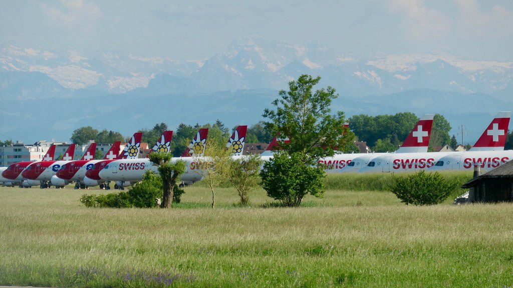Grounding: Flugzeuge statt Kühe auf der Wiese in Dübendorf flic.kr/p/2iZuF95