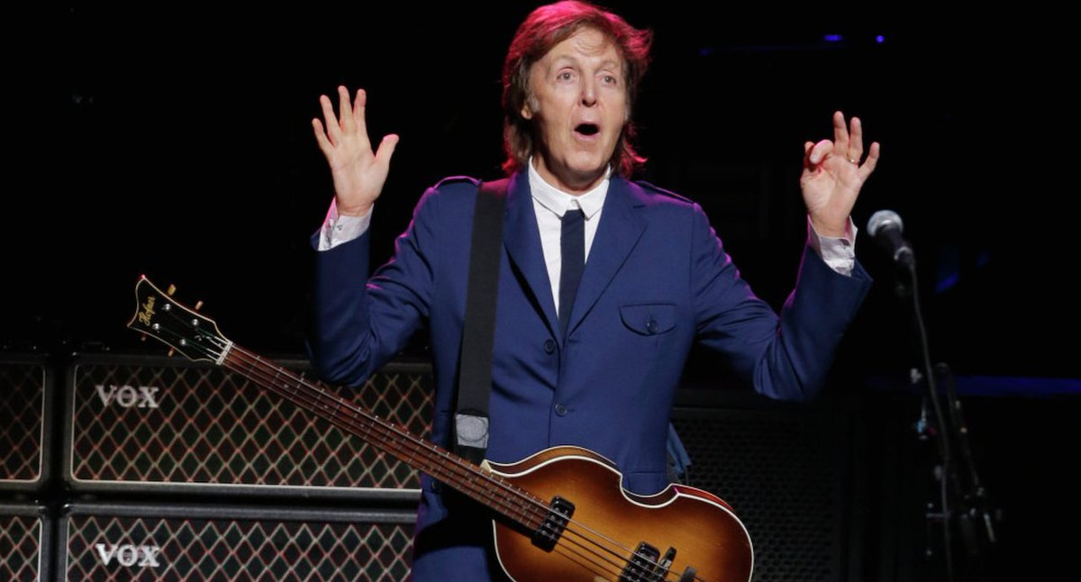 elmundotoday's tweet photo. Paul McCartney lleva seis años tocando Wonderwall en sus conciertos creyendo que es suya: https://t.co/c17O0wg2Na https://t.co/eDMuUeP1a8