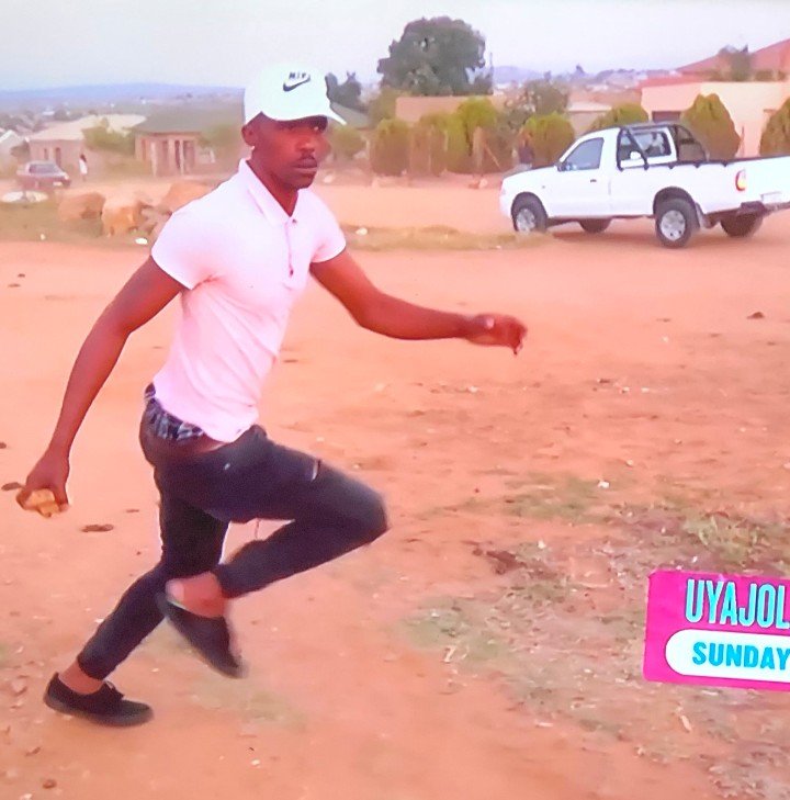 Ndoooh_Mbatha's tweet image. If "Phunyuka bemphethe" was a person 🤣🤣#Uyajola99