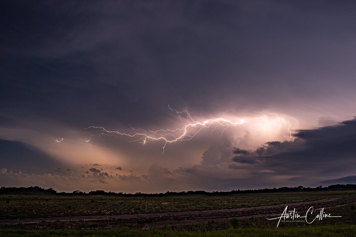 Caught some amazing lightning in eastern Kansas while I was running with <a href="/WxZachary/">Zachary Hall</a> and <a href="/justinbnd/">Justin Bond 🐗</a> last Thursday 5/14/20... here is just a few.