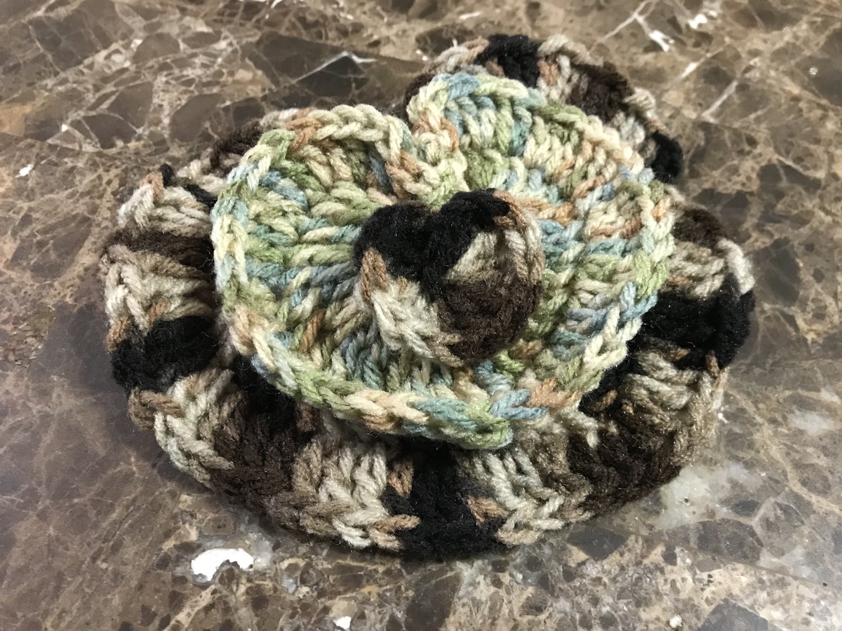 joonxbread's tweet photo. On-Hand Crochet Selling Thread 🧶✨ 
(All orders come with kpop freebies and free shipping)

Mini Heart- 3 dollars (it's a key chain so I'll be attaching a crocheted string)

Medium Heart- 6 dollars

Large Heart- 12 dollars

Bundle (All 3)- 16 dollars

*DM to Claim https://t.co/INMT1iP64r