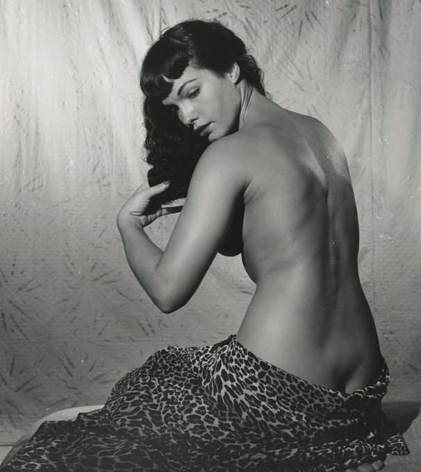 Bettie cracked the code 🔒🔥🕵🏻‍♀️
.
#bettiepage #pinup #bunnyyeager #crackingup #1950s #animalprint #goddess