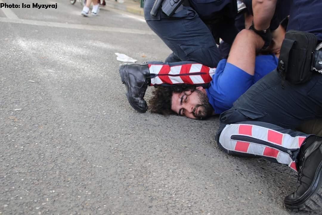 ArdianIsufiArt's tweet photo. BLENDI SHAHU nje student ekselent i Universitetit te Arteve, nje djale i talentuar me energji pozitive dhe nje shok i mire per studentet tane! 
Sot krenohem me ty, sepse je PERPJEKJA me e vertete per drejtesi, je shembulli me i mire ne demokraturen shqiptare!#unejamteatri #uart https://t.co/zbZxnuVsqs