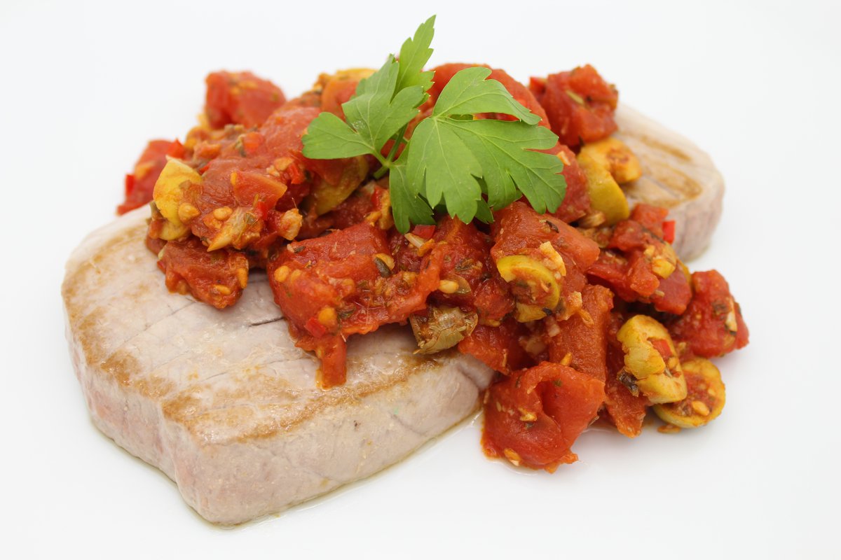 LoleoEventos's tweet photo. Dentro de poco podremos volver a nuestras clases de cocina. Este atún con salsa de tomates y aceitunas está en el menú. Fácil y delicioso 
#escueladecocina #loleoventos #chefadomicilio https://t.co/NKEIv3Oout