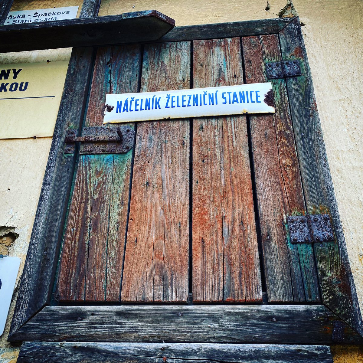 pozorvlak_azd's tweet photo. Náčelník železniční stanice 👍. #retro #tabulky #zeleznice #draha #vlaky #vlak https://t.co/FoIe6HdaLh