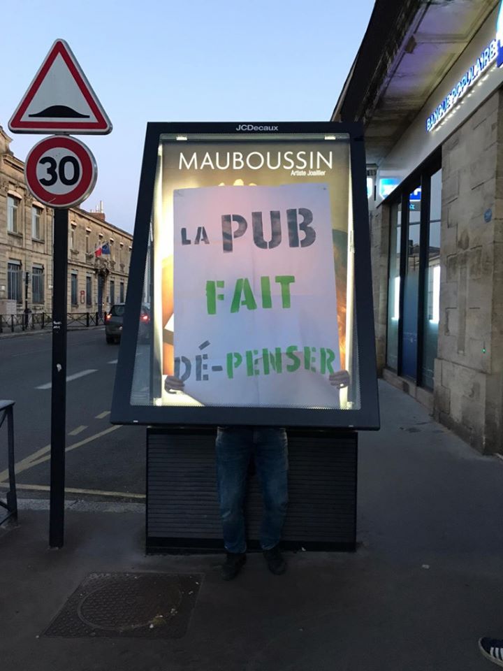 xrFrance's tweet photo. Hier en France, nous avons mené une action contre le retour de la publicité dans l'espace public !
🧐Bilan : environ 35 villes plus de 600 rebelles (dont 5 rebelles à Bordeaux et 4 à Saint-Nazaire verbalisé-e-s à 135 € d’amendes chacun-e-s) et 2750 panneaux panneaux touchés ! 👍 https://t.co/9kmKed2YHT
