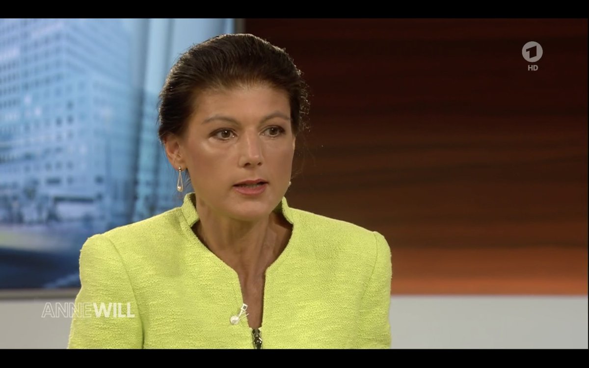 FFFbleibtAktiv's tweet image. #Wagenknecht sammelt in der #Twitterbubble mal wieder Dresche für nüchterne, ausgewogen kritische Worte zu den #Corona-Maßnahmen.
Wenn sich subjektive „Linke“ dem Staat als kritiklose #LawAndOrder-Gehilfen andienen, freuen sich Faschisten &amp;amp; #Querfront|ler über den Raum.
#annewill