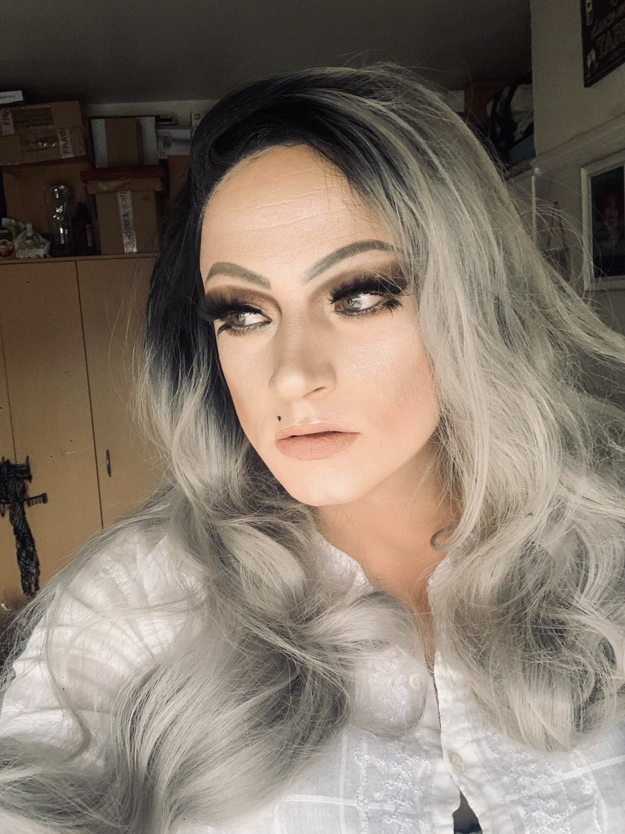 Libra_DragQueen's tweet photo. Thought I would do a gold and bronze moment ๐
Make up from @MakeupRVLTN & @KryolanUK
eyelashes from @whatadraguk
#DragQueens #dragmakeup #makeup #makeuprvltn #kryolan #whatadrag #LGBTQ #sundayvibes https://t.co/uaxhHyBwLv