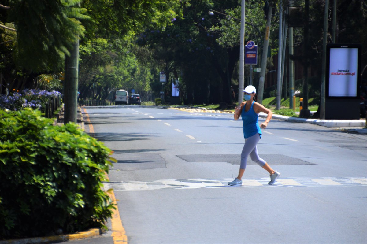 ASIERVERA's tweet photo. #COVID19gt Ahora bien, si nos vamos a la exclusiva Zona 14 de Ciudad de #Guatemala es posible observar a varias personas corriendo, paseando a sus mascotas, patinando o con sus flamantes patinetes eléctricos. En teoría, solo se podía salir para hacer las compras. Pasos y Pedales. https://t.co/h7sfnqBQVT