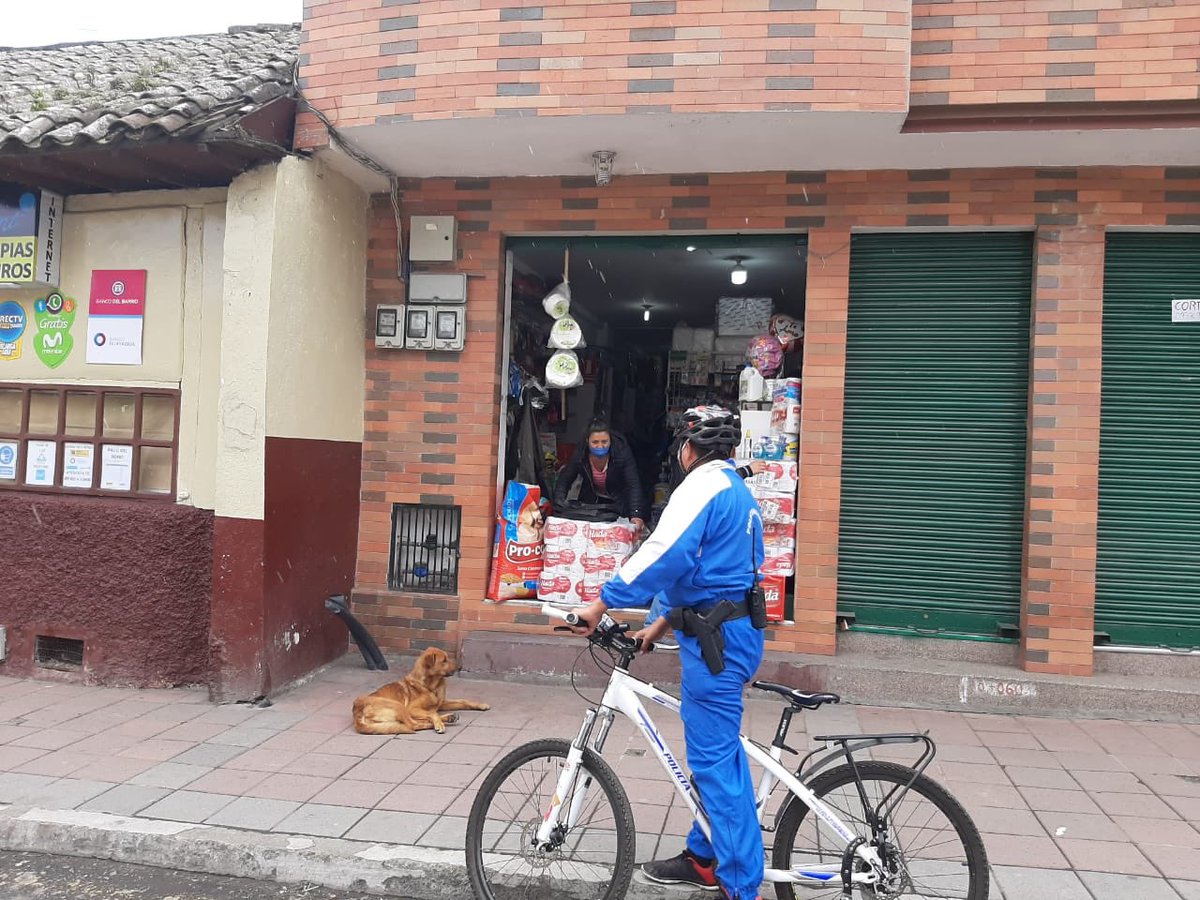 PoliciaEcuador's tweet photo. En el #DistPillaro, #Tungurahua, nuestros #Policiclos efectuaron patrullajes preventivos concientizando a la ciudadanía sobre el distanciamiento social con la finalidad de evitar la propagación del #Covid19Ec. 

#TuDistanciaEsMiDerecho
#TrabajamosPorTuSeguridad https://t.co/GmcFoGedeX