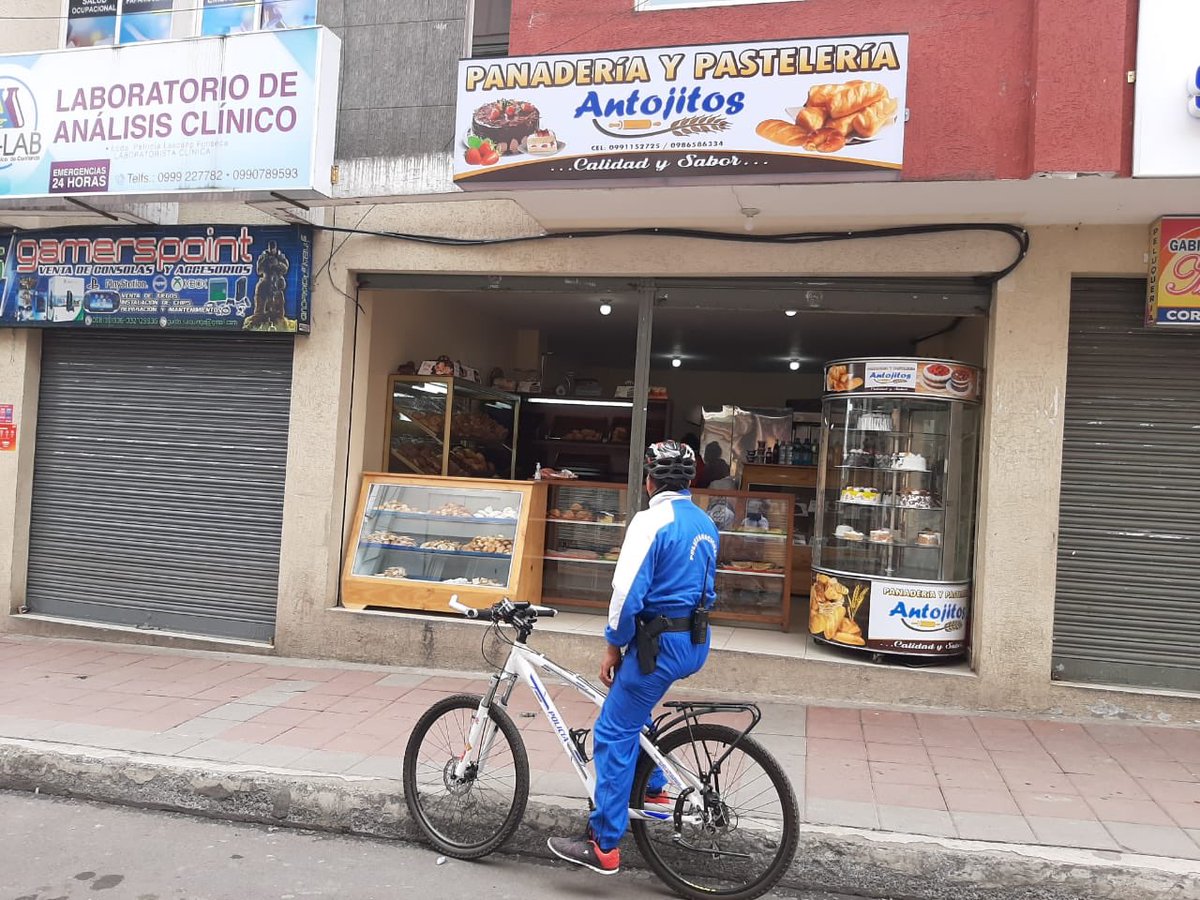 PoliciaEcuador's tweet photo. En el #DistPillaro, #Tungurahua, nuestros #Policiclos efectuaron patrullajes preventivos concientizando a la ciudadanía sobre el distanciamiento social con la finalidad de evitar la propagación del #Covid19Ec. 

#TuDistanciaEsMiDerecho
#TrabajamosPorTuSeguridad https://t.co/GmcFoGedeX