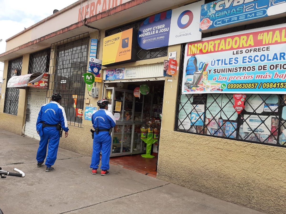 PoliciaEcuador's tweet photo. En el #DistPillaro, #Tungurahua, nuestros #Policiclos efectuaron patrullajes preventivos concientizando a la ciudadanía sobre el distanciamiento social con la finalidad de evitar la propagación del #Covid19Ec. 

#TuDistanciaEsMiDerecho
#TrabajamosPorTuSeguridad https://t.co/GmcFoGedeX
