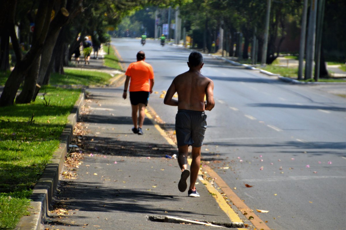 ASIERVERA's tweet photo. #COVID19gt Ahora bien, si nos vamos a la exclusiva Zona 14 de Ciudad de #Guatemala es posible observar a varias personas corriendo, paseando a sus mascotas, patinando o con sus flamantes patinetes eléctricos. En teoría, solo se podía salir para hacer las compras. Pasos y Pedales. https://t.co/h7sfnqBQVT