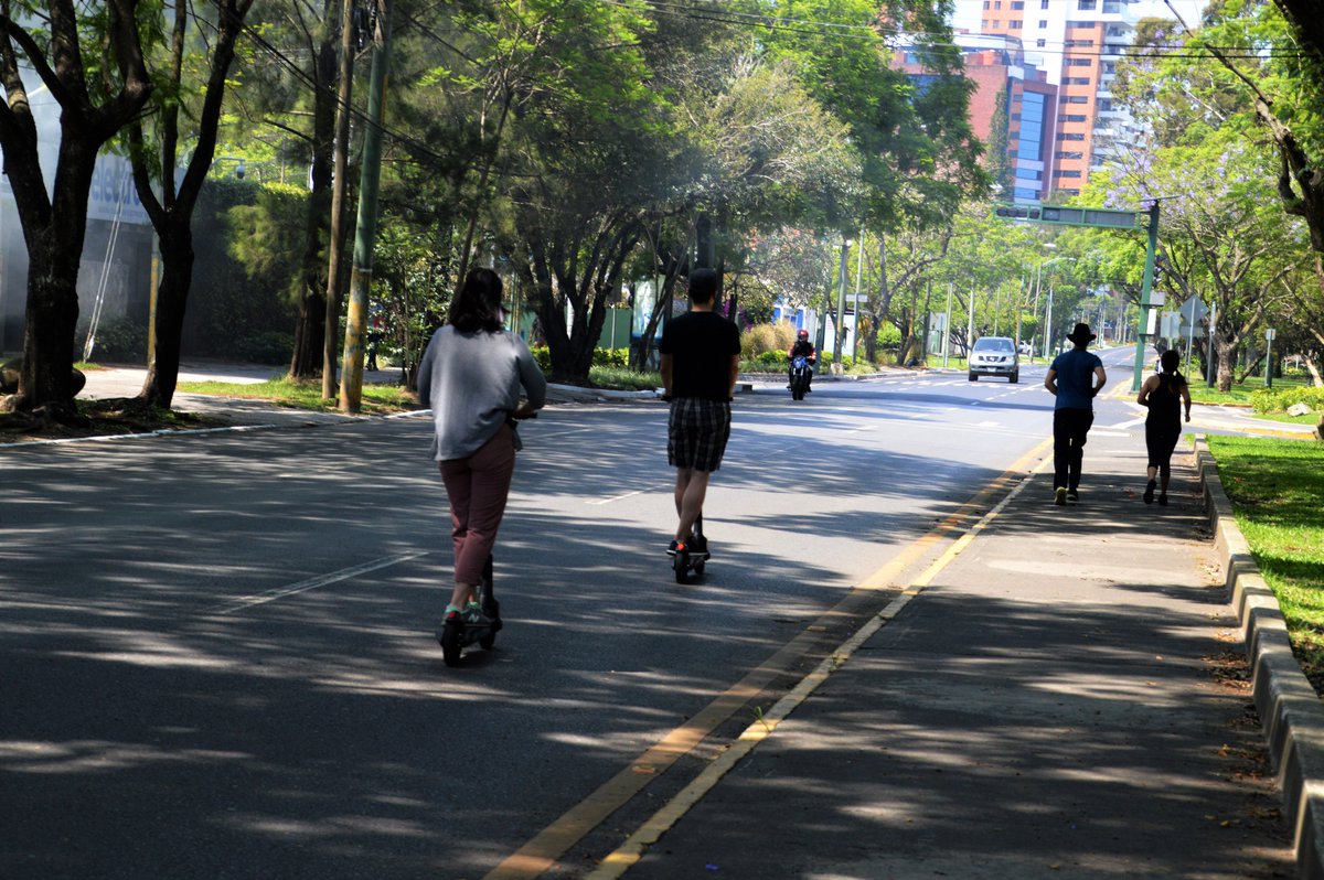 ASIERVERA's tweet photo. #COVID19gt Ahora bien, si nos vamos a la exclusiva Zona 14 de Ciudad de #Guatemala es posible observar a varias personas corriendo, paseando a sus mascotas, patinando o con sus flamantes patinetes eléctricos. En teoría, solo se podía salir para hacer las compras. Pasos y Pedales. https://t.co/h7sfnqBQVT