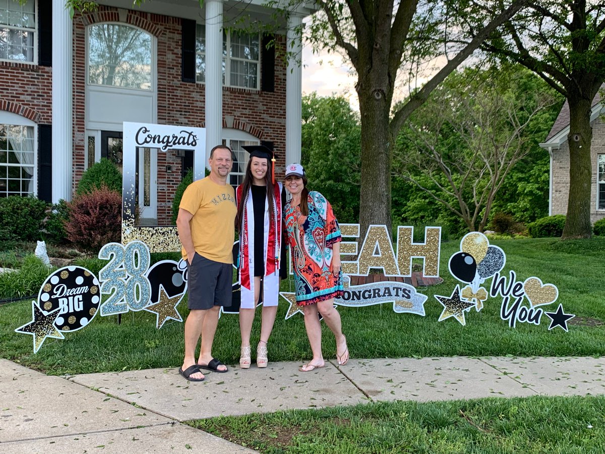 TrishaGrantham5's tweet photo. We are so proud of you Leah! ๐๐ #GM #collegegrad2020 #MizzouMade @LeahAlbietz @SherryAlbietz @averygrantham_ @ag_stl https://t.co/J2MddgeweX
