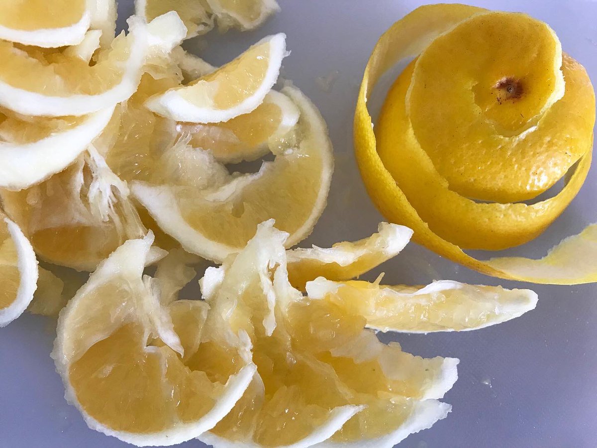 Ch Books Cafe 宮崎産の日向夏 ひゅうがなつ がお店に並んでいるのを見ると 毎年１度は手にとってしまいます ふわふわの白いワタもおいしいので りんごみたいに皮を薄く剥いて Chbookscafe Chbooks チャンネルブックスカフェ チャンネルブックス